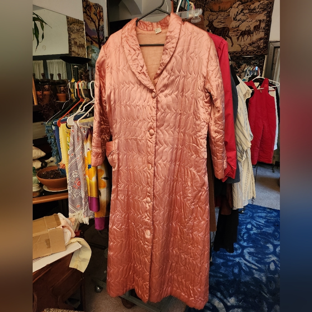 Vintage Morning Robe Silky Soft, quilt like interior. Large